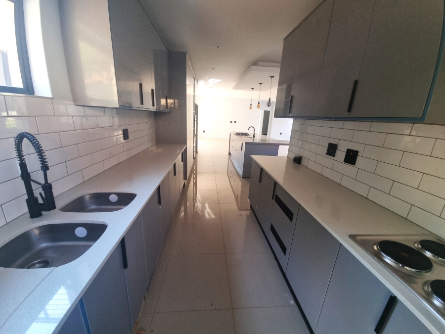 5 Bedroom Property for Sale in Melodie North West